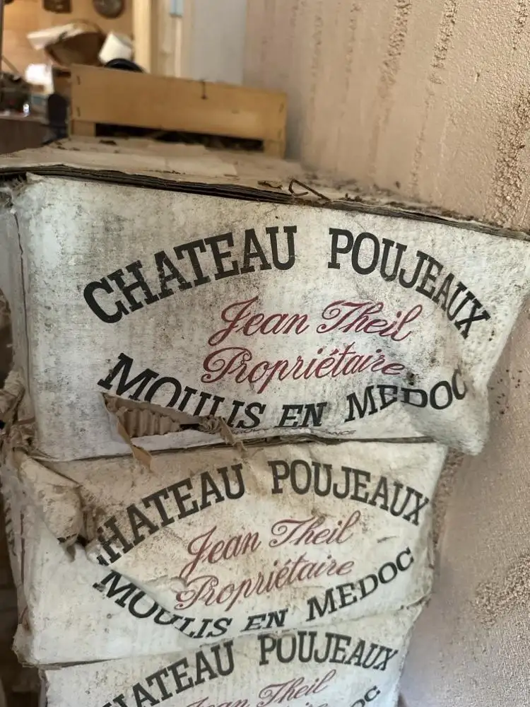 Caisses ch�teau Poujeaux