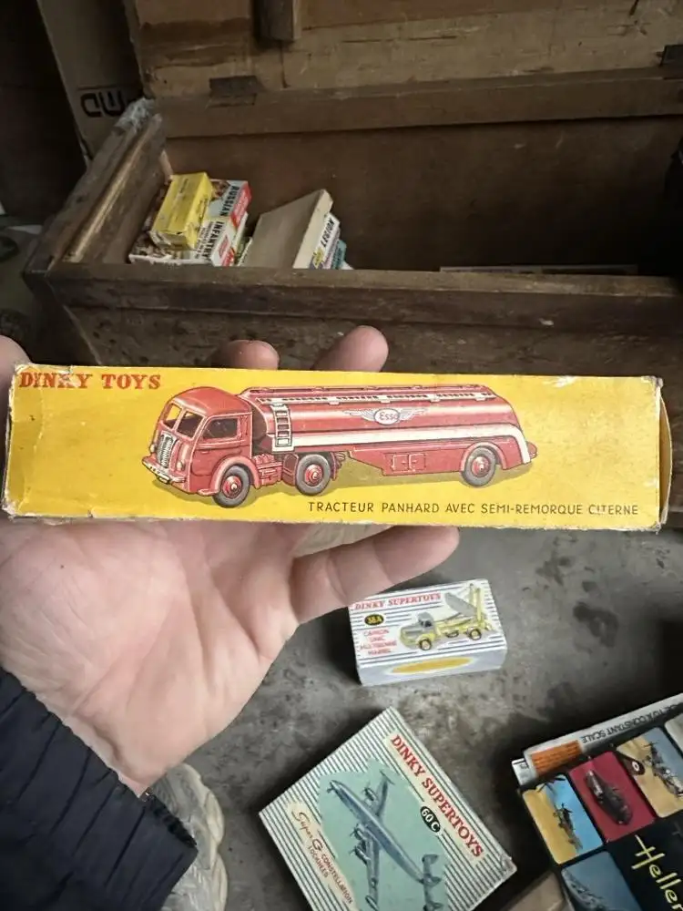 Dinky Toys tracteur Panhard citerne