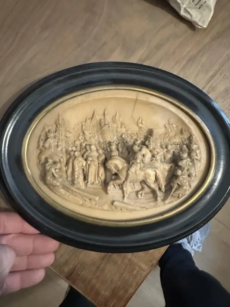 M�daillon bas-relief oval